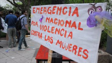 Un cartel y el reclamo contra la violencia de género este viernes por la tarde. (Rosario3.com)