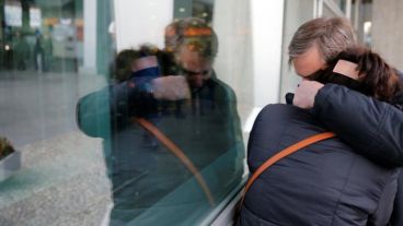 Familiares de las víctimas, desesperados por la noticia.