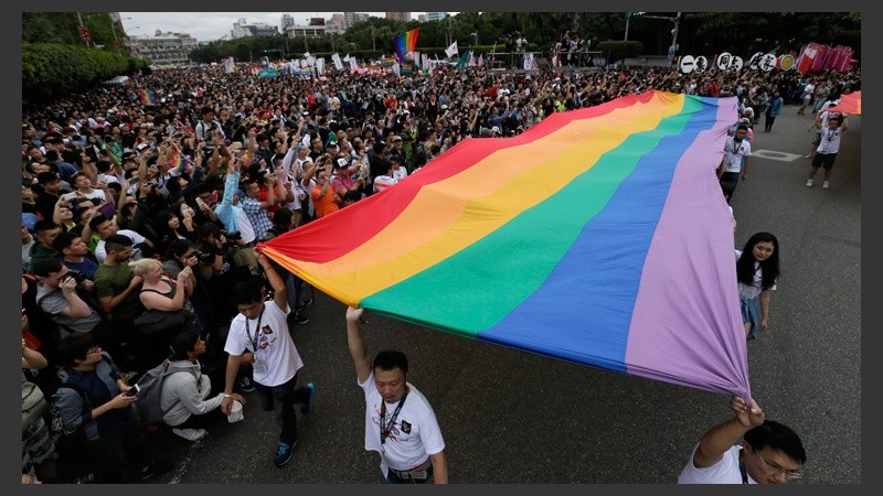 Los organizadores calculan que unas 80 mil personas salieron a las calles de la ciudad capital de Taipéi. (EFE)