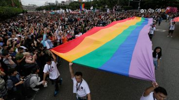 Los organizadores calculan que unas 80 mil personas salieron a las calles de la ciudad capital de Taipéi. (EFE)