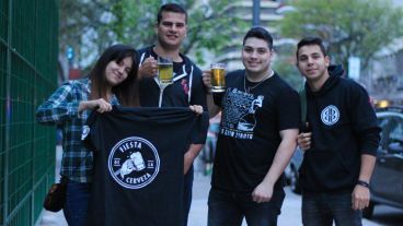 Unos jóvenes posan ante la cámara en una nueva edición de la Fiesta de la Cerveza por avenida Pellegrini. (Rosario3.com)