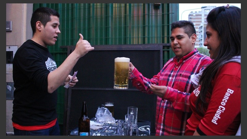 Se vendieron grandes chops de cerveza a lo largo de toda la avenida. (Rosario3.com)