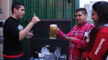 Se vendieron grandes chops de cerveza a lo largo de toda la avenida. (Rosario3.com)