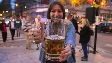 Esta joven disfruta de una buena cerveza este sábado por la noche. (Rosario3.com)