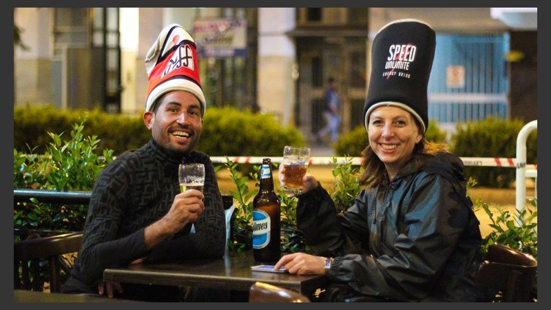 Gorros para la ocasión en la Fiesta de la Cerveza. (Rosario3.com)