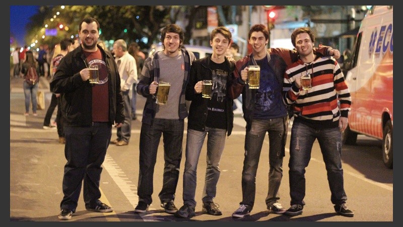 Hasta pasada la medianoche se pudo disfrutar de la fiesta sobre la avenida. (Rosario3.com)