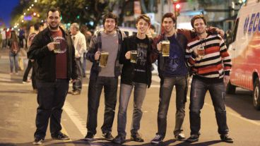 Hasta pasada la medianoche se pudo disfrutar de la fiesta sobre la avenida. (Rosario3.com)