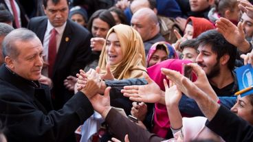 Erdogan saludado por militantes del AKP.