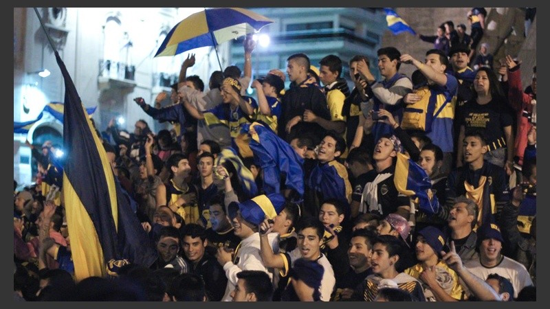 ¡Boca campeón! Los hinchas festejaron en el Monumento a la Bandera. (Rosario3.com)