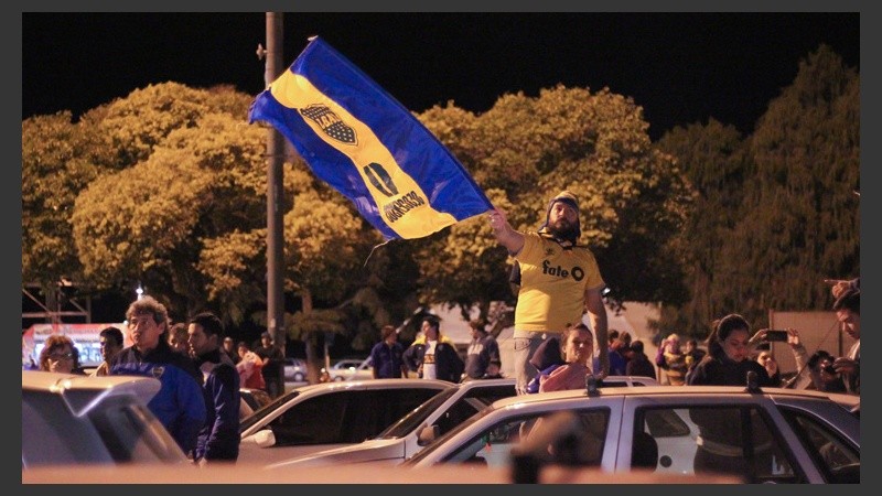Una vez finalizado el partido frente a Tigre, los fanáticos salieron a festejar. (Rosario3.com)