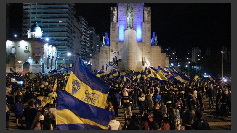 Mucha gente en el lugar emblemático rosarino. (Rosario3.com)