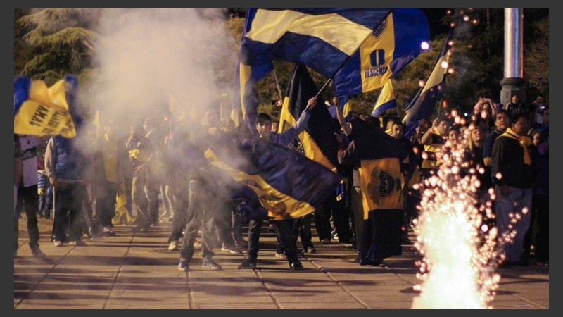 No faltó la pirotecnia para celebrar un nuevo título. (Rosario3.com)