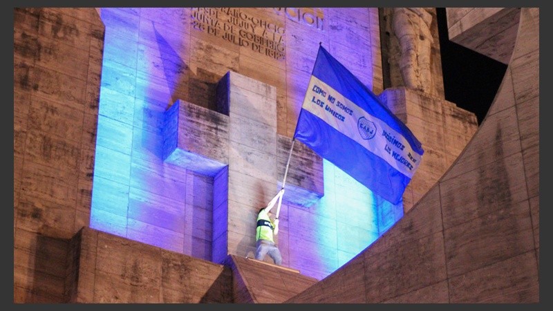 Flameando la bandera bien alto. Algunos fueron más allá de lo permitido. (Rosario3.com)