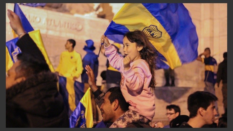 Esta pequeña disfruta del campeonato obtenido este domingo por la noche. (Rosario3.com)