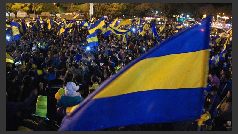 Toda esta gente gritó campeón. El mundo Boca festeja. (Rosario3.com)