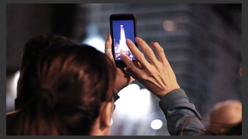 Una chica filma la fiesta boquense en el Monumento. (Rosario3.com)