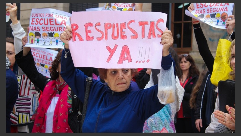 La protesta se realizó este lunes al mediodía en la puerta de la escuela en Córdoba y Balcarce. (Alan Monzón/Rosario3.com)