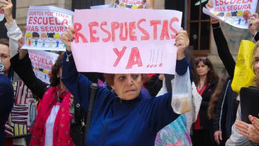 La protesta se realizó este lunes al mediodía en la puerta de la escuela en Córdoba y Balcarce. (Alan Monzón/Rosario3.com)