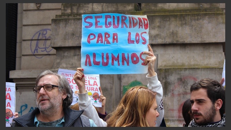 Muchos carteles pidiendo seguridad en el edificio. (Alan Monzón/Rosario3.com)