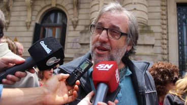 Gustavo Terés, secretario de Amsafe, hablando con la prensa este lunes. (Alan Monzón/Rosario3.com)