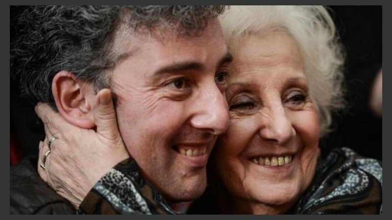 Captura emotiva: el abrazo de Estela de Carlotto y su nieto Guido Montoya.