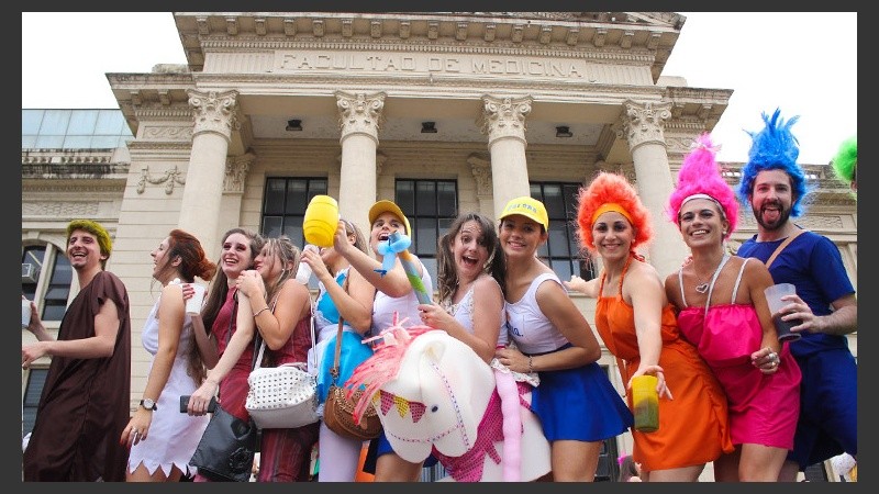 Decenas de jóvenes festejaron el fin del cursado en la tradicional 