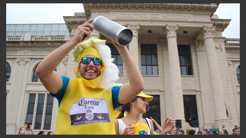 Esta botella de cerveza no paraba de bailar. (Alan Monzón/Rosario3.com)