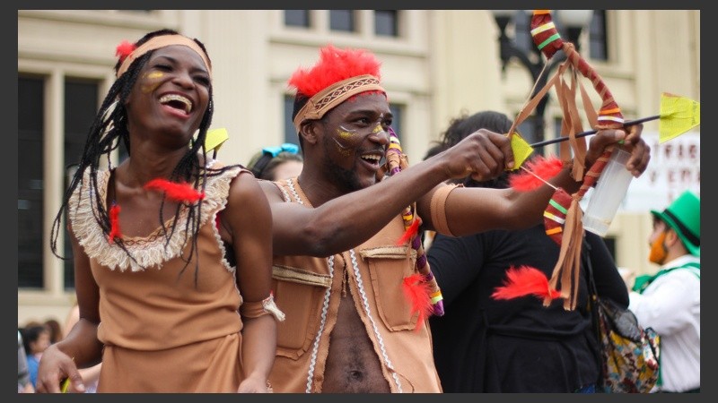 Muchas sonrisas y alegría este martes por la mañana en las escalinatas de la Facultad. (Alan Monzón/Rosario3.com) 