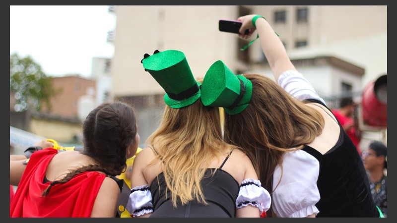 ¡Una selfie para el Facebook! Familiares y amigos de los chicos también estuvieron presente. (Alan Monzón/Rosario3.com)