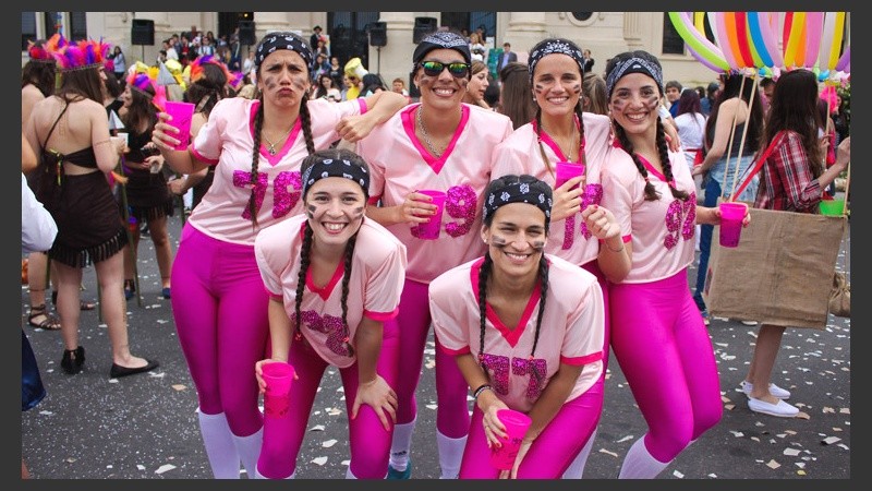 Las chicas de las ligas mayores de fútbol americano acompañaron la bajada. (Alan Monzón/Rosario3.com)