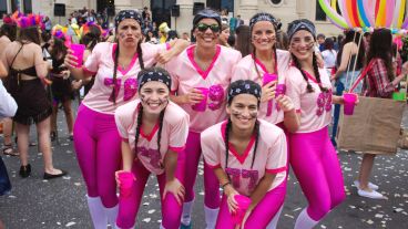 Las chicas de las ligas mayores de fútbol americano acompañaron la bajada. (Alan Monzón/Rosario3.com)