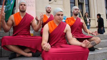 ¿Estos monjes se vuelven a la India? (Alan Monzón/Rosario3.com)