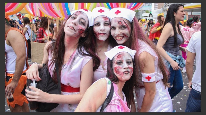 Las enfermeras zombies posan este martes. (Alan Monzón/Rosario3.com)