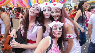 Las enfermeras zombies posan este martes. (Alan Monzón/Rosario3.com)