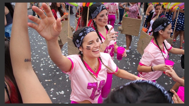 Una joven en pleno festejo este martes en Francia y Santa Fe. (Alan Monzón/Rosario3.com)