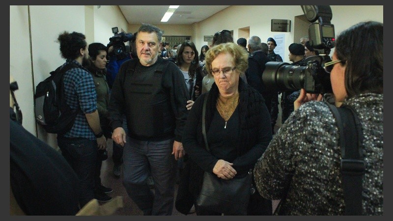 Los padres de Paula tras escuchar el fallo del juez Prunoto. (Alan Monzón/Rosario3.com)