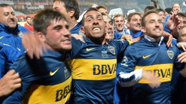 A Carlitos poco le importó lo de Ceballos y celebró con sus compañeros.