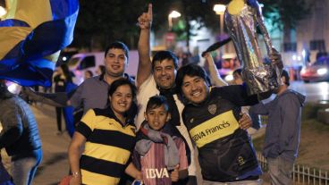 ¡Sonrisas de campeón! Los hinchas de Boca festejaron en el Monumento. (Rosario3.com)