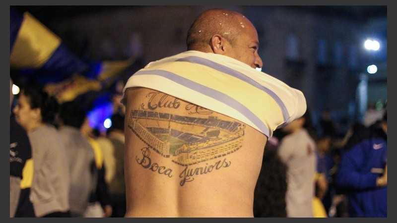 Este joven muestra su gran tatuaje en la espalda. (Rosario3.com)