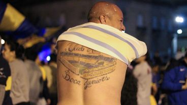 Este joven muestra su gran tatuaje en la espalda. (Rosario3.com)