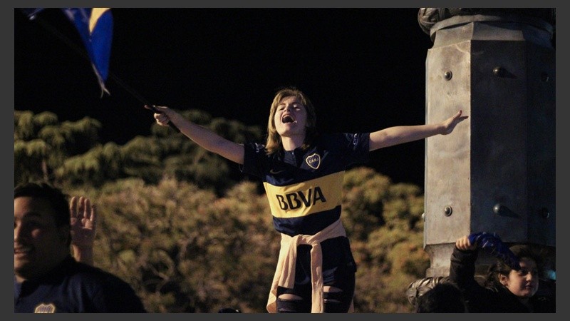 Una joven a puros gritos en el Monumento este miércoles. (Rosario3.com)