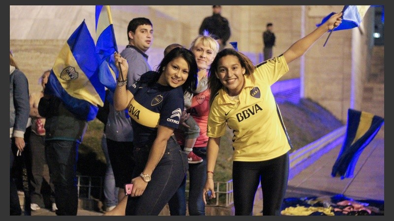 Contentas las chicas posando para cámara. (Rosario3.com)