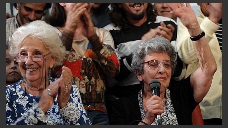 Carlotto junto a la feliz abuela Delia Giovanola.