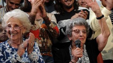 Carlotto junto a la feliz abuela Delia Giovanola.