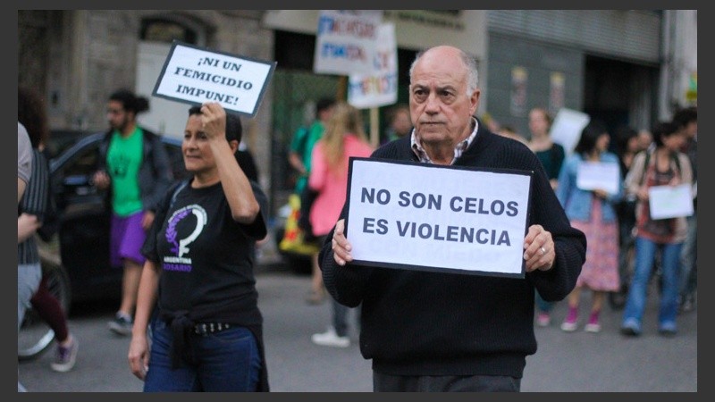 Diferentes carteles con leyendas en contra de la violencia de la mujer y la igualdad de género.