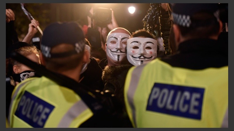Marcha del grupo Anonymous terminó con enfrentamientos con la policía de Londres. (EFE)