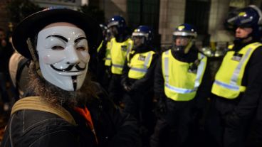 Un hombre con una máscara posa ante la cámara en la jornada de protesta en Londres. (EFE)