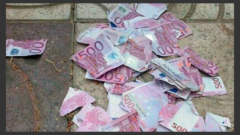 Los billetes destruidos de 100 y 500 euros fueron descubiertos después de la muerte de la anciana.
