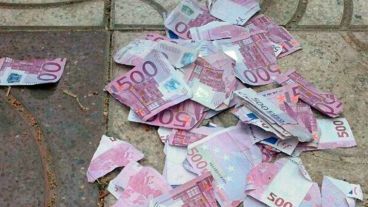 Los billetes destruidos de 100 y 500 euros fueron descubiertos después de la muerte de la anciana.