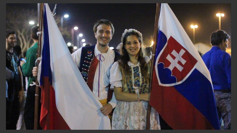 Jóvenes representantes de Eslovaquia posan para la cámara este viernes. (Rosario3.com)